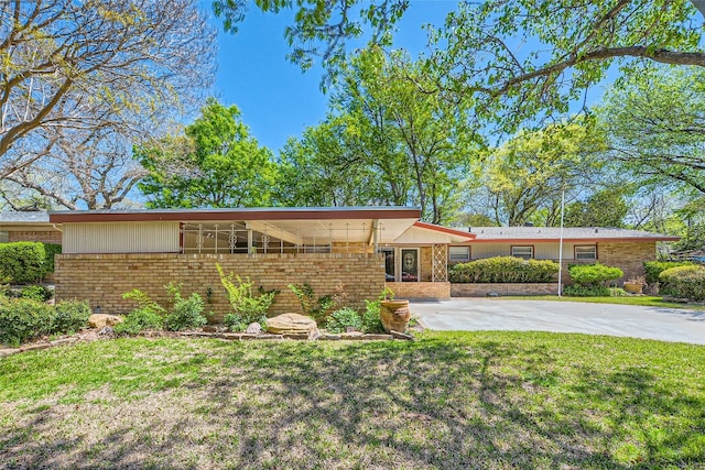 single story home with a front lawn