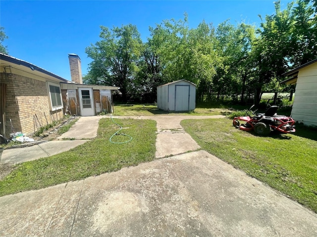 view of yard with a storage unit