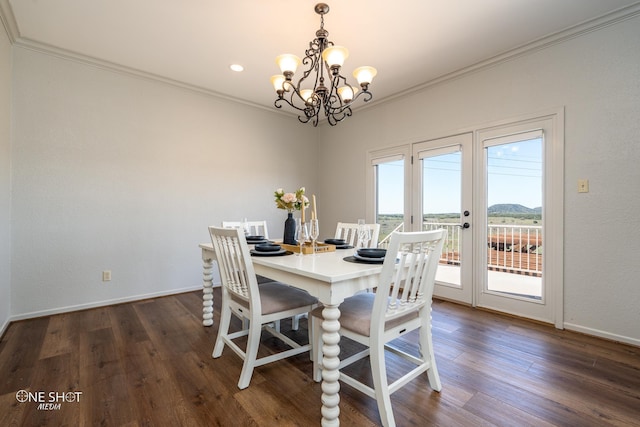 dining area featuring a mountain view, ornamental molding, dark hardwood / wood-style floors, and an inviting chandelier