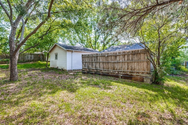 view of yard with a storage unit