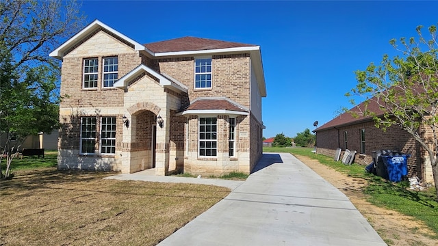 view of front of house featuring a front lawn