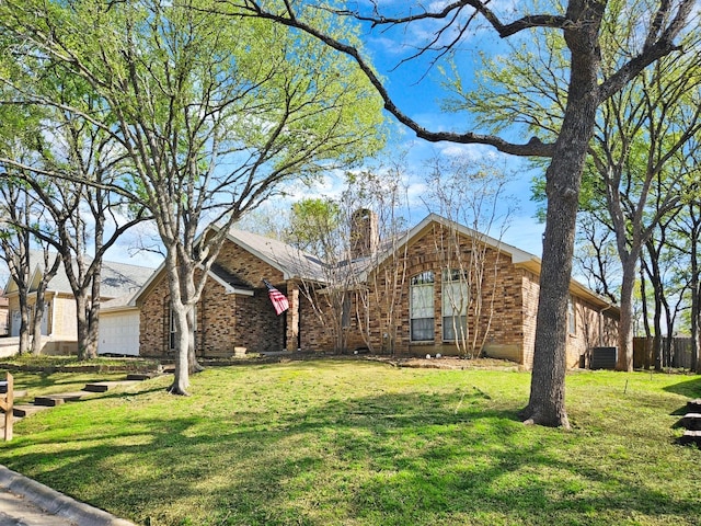 view of front of property featuring a front lawn