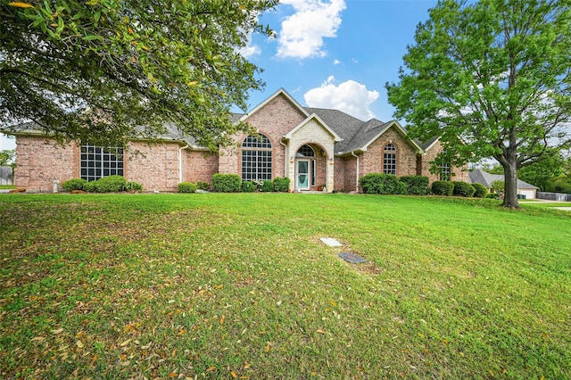 view of front facade with a front lawn