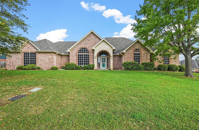 view of front of house featuring a front lawn