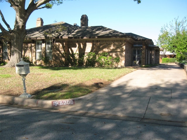 view of front facade featuring a front yard