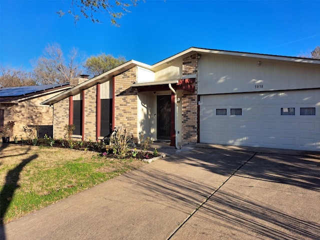 view of front of home featuring solar panels and a front lawn