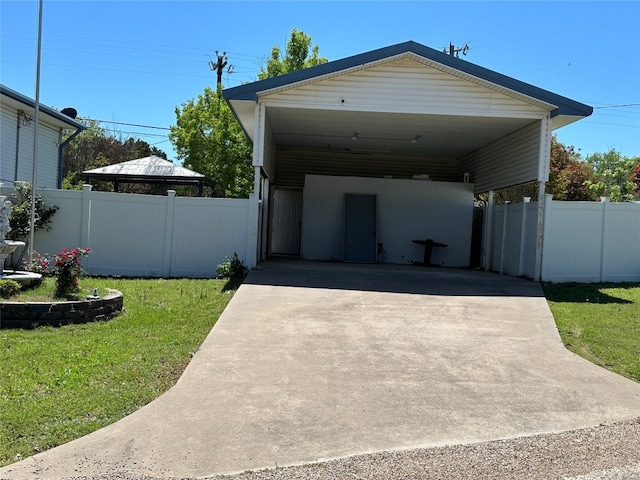 view of front of house with a carport and a front yard