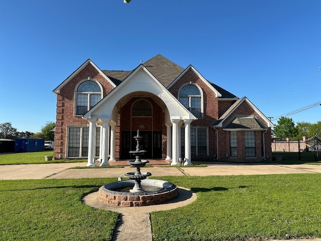 view of front of property featuring a front lawn