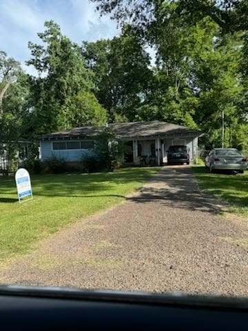 view of front of house featuring a carport and a front yard