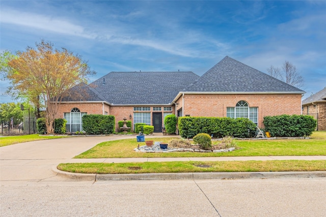 view of front of property featuring a front yard