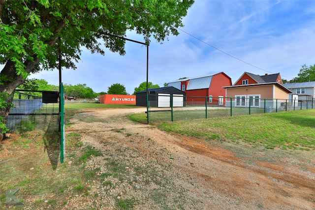 view of yard featuring an outdoor structure and a garage