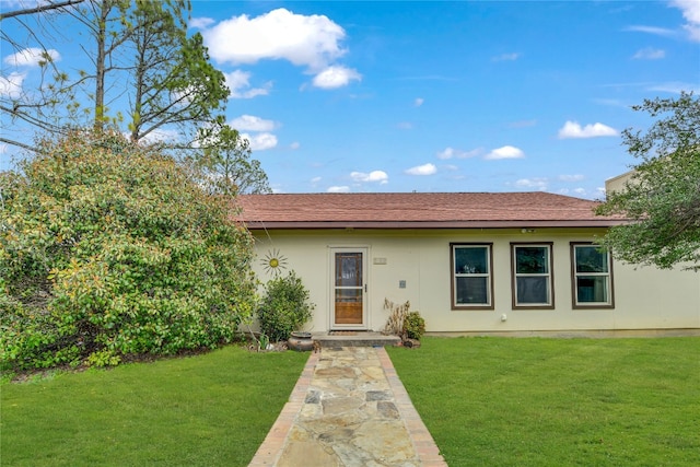 view of front of house featuring a front yard