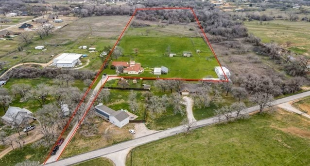 birds eye view of property featuring a rural view