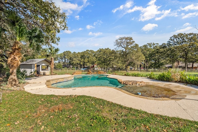 view of swimming pool