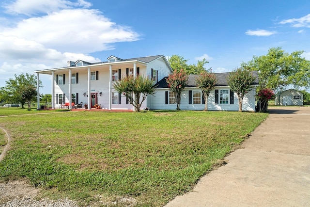 view of front facade featuring a front yard