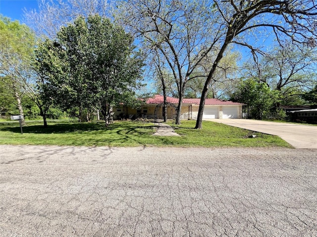 view of front of home featuring a front yard