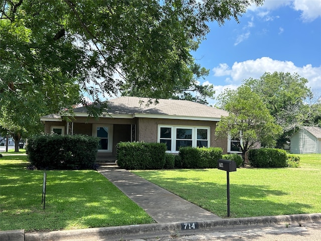 view of front of house featuring a front lawn