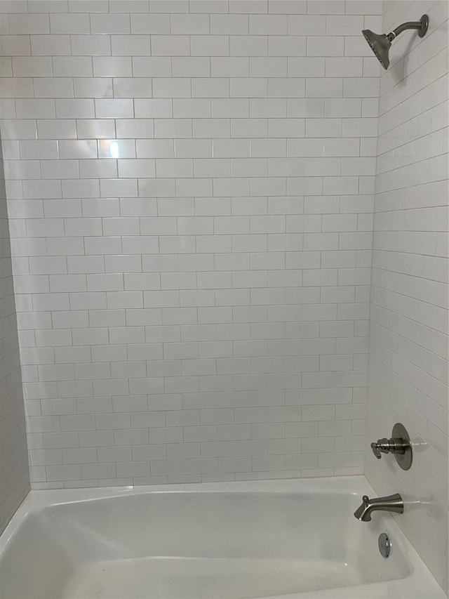 bathroom featuring tiled shower / bath combo