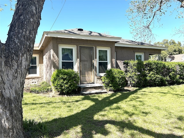 view of front of home with a front lawn