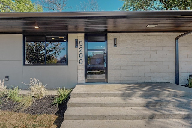 property entrance with covered porch