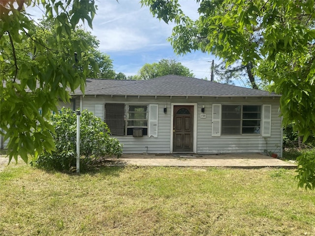 view of front of home featuring a front yard