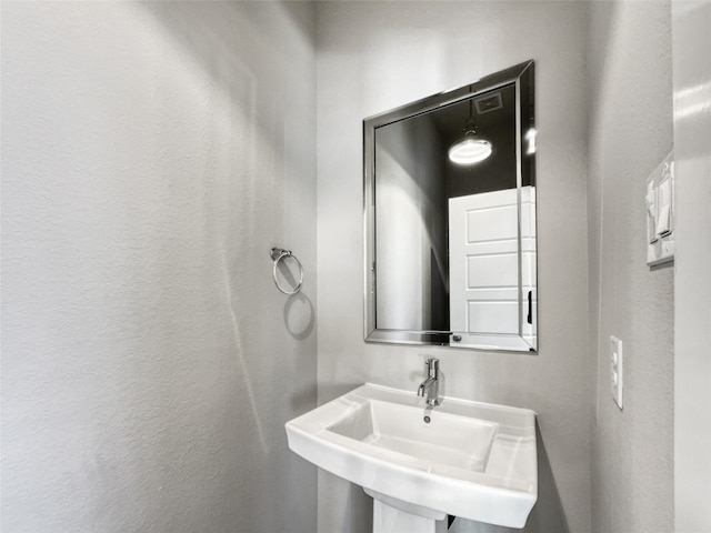 bathroom featuring sink