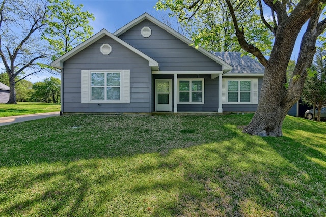 view of front of home featuring a front yard