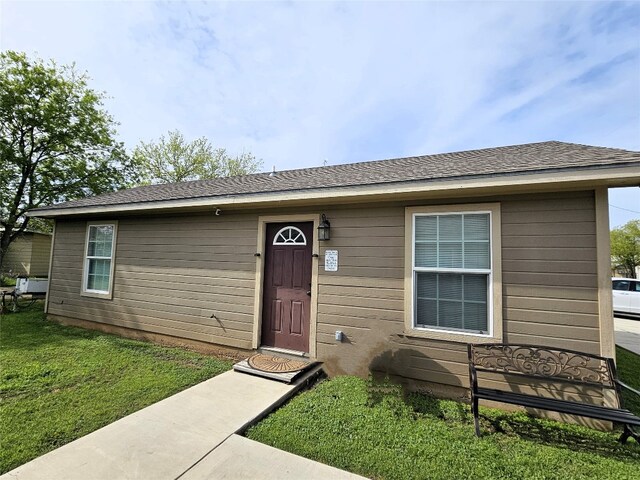 view of front of property with a front lawn