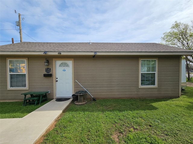 view of front of house with a front lawn