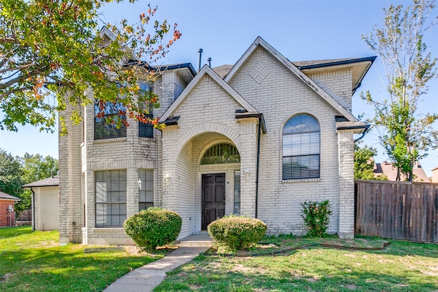 view of front of home featuring a front yard