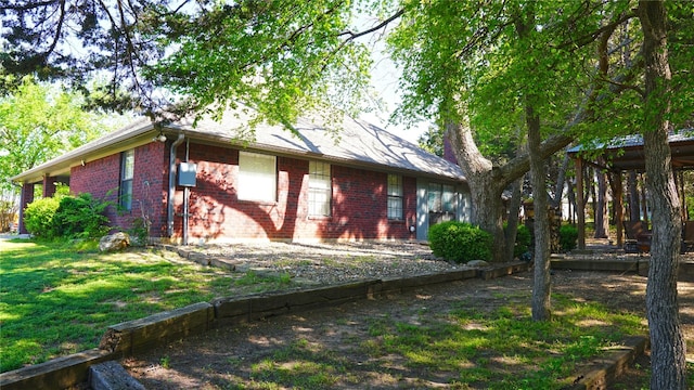 view of front of property featuring a front yard