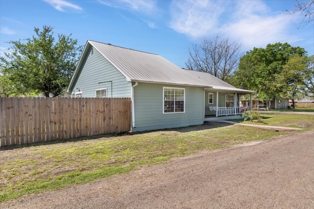 view of front facade featuring covered porch and a front yard