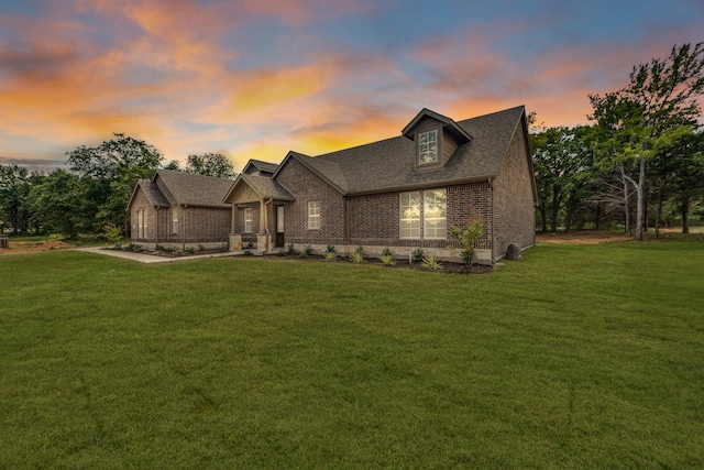 view of front of home featuring a lawn