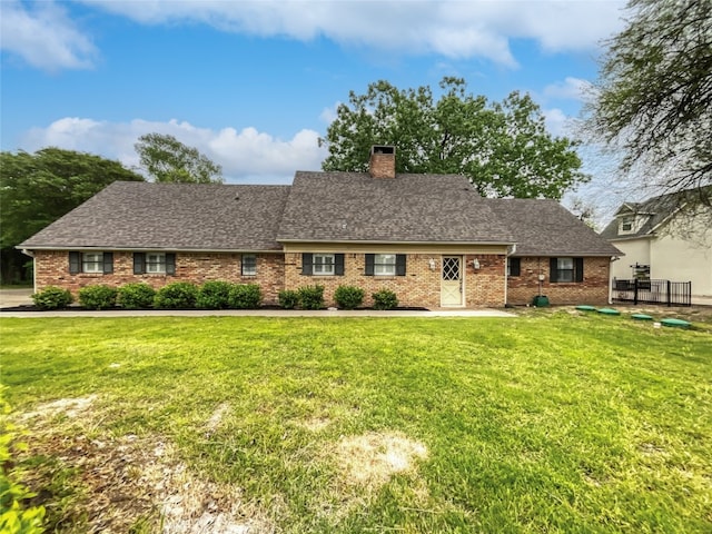 view of front of property featuring a front lawn