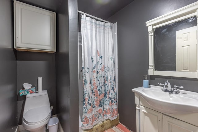 bathroom with toilet, a shower with shower curtain, and vanity