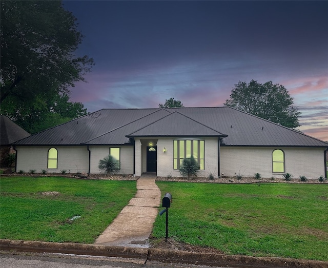 view of front of property featuring a lawn