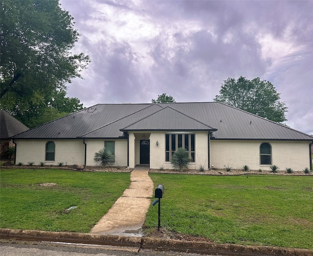 single story home featuring a front yard