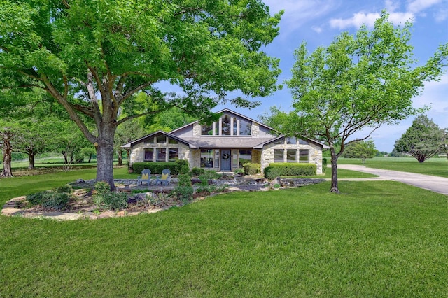 view of front of property featuring a front yard