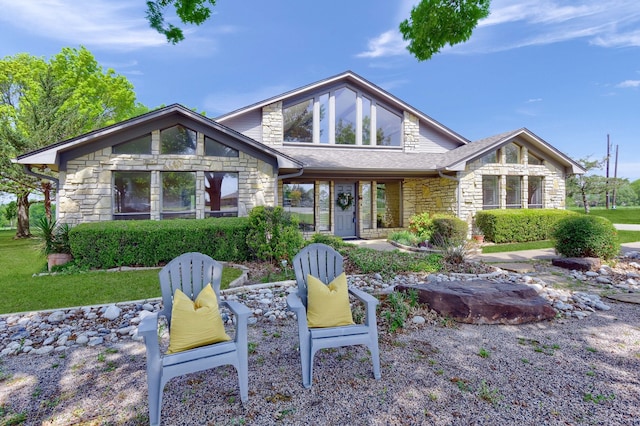 view of front of house featuring a front yard