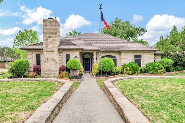 view of front of property with a front lawn