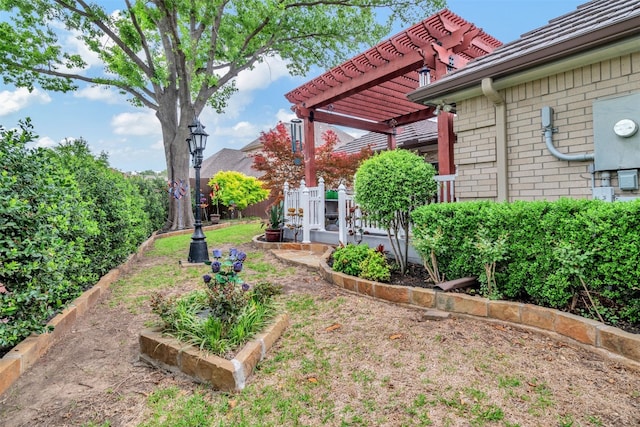 view of yard featuring a pergola