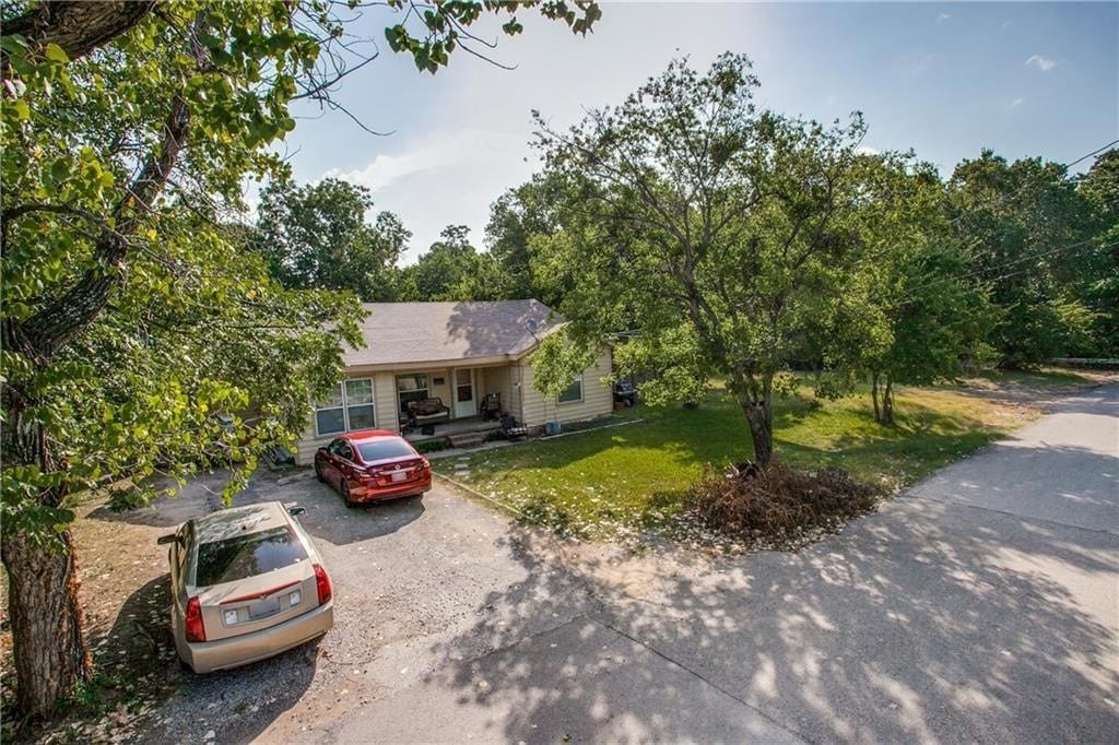 view of front of house with a front lawn