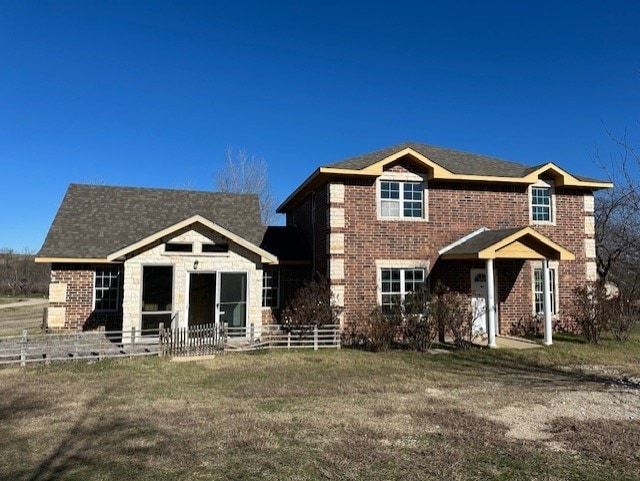 view of front facade featuring a front yard