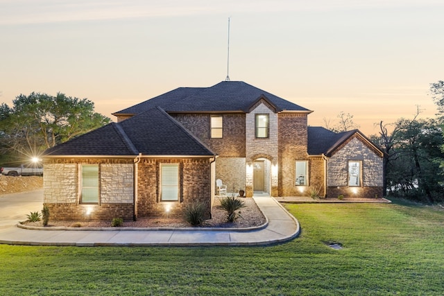 view of front facade featuring a lawn