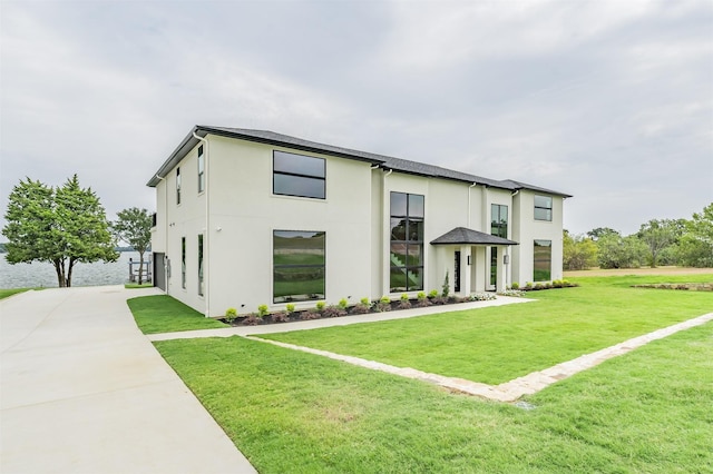 view of front of home with a front lawn