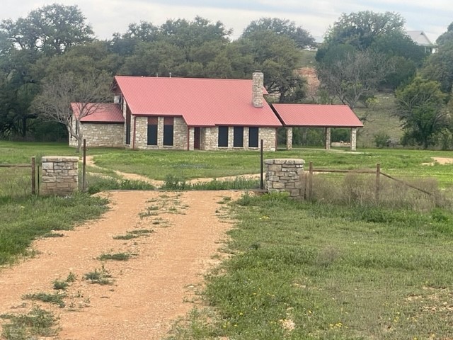 view of front of home featuring a front yard