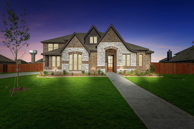 view of front of property featuring a lawn