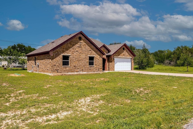 view of front of property featuring a front lawn and a garage