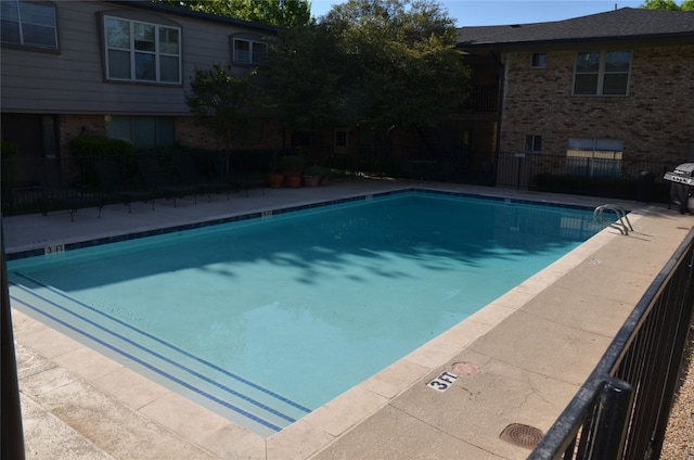 view of swimming pool