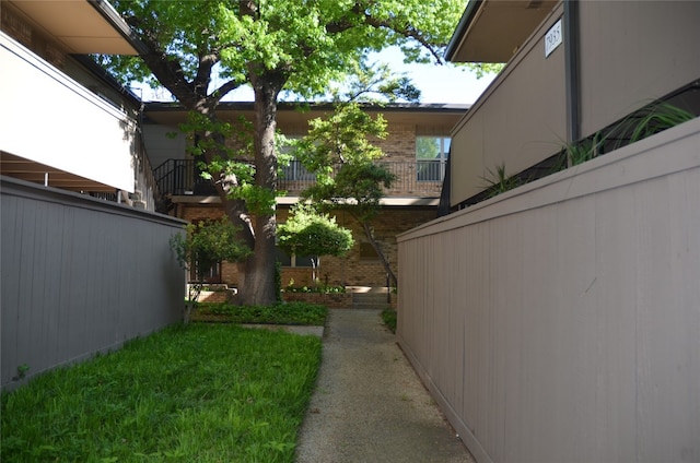 view of yard featuring a balcony